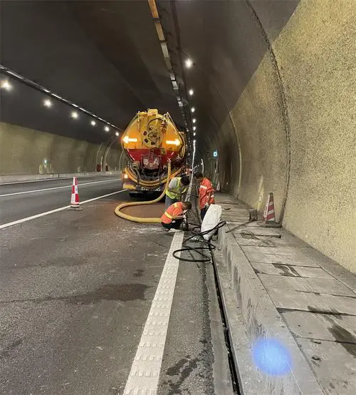 遵义隧道排水渠清淤